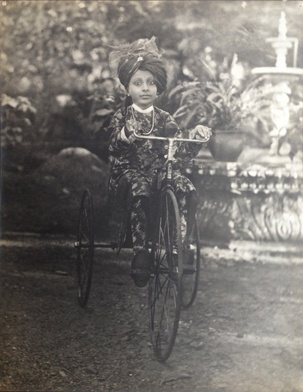© Fateh Singh (1884/1930), Udaipur Maharaja. Circa 1890. Unknown. Tirage d ‘époque, 40 x 32 cm 