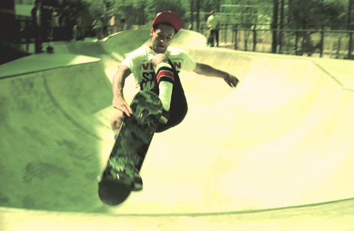 Fly skate avec Damien Rubis, skateur pour Cosy Ride, 2013, 90 x 60 cm, argentique contrecollé PVC, numéroté 1 à 10,